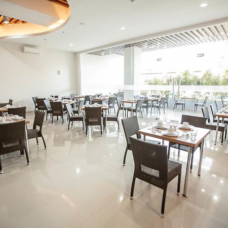 Whiz Prime Hotel Sudirman Makassar Extérieur photo