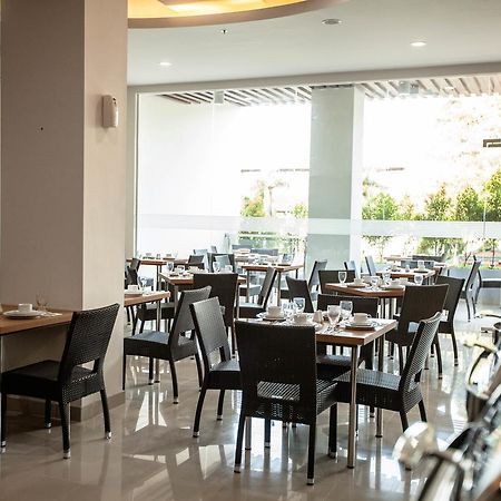 Whiz Prime Hotel Sudirman Makassar Extérieur photo