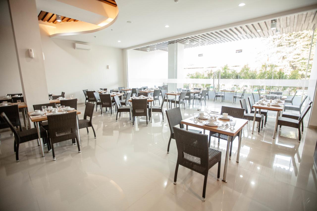 Whiz Prime Hotel Sudirman Makassar Extérieur photo