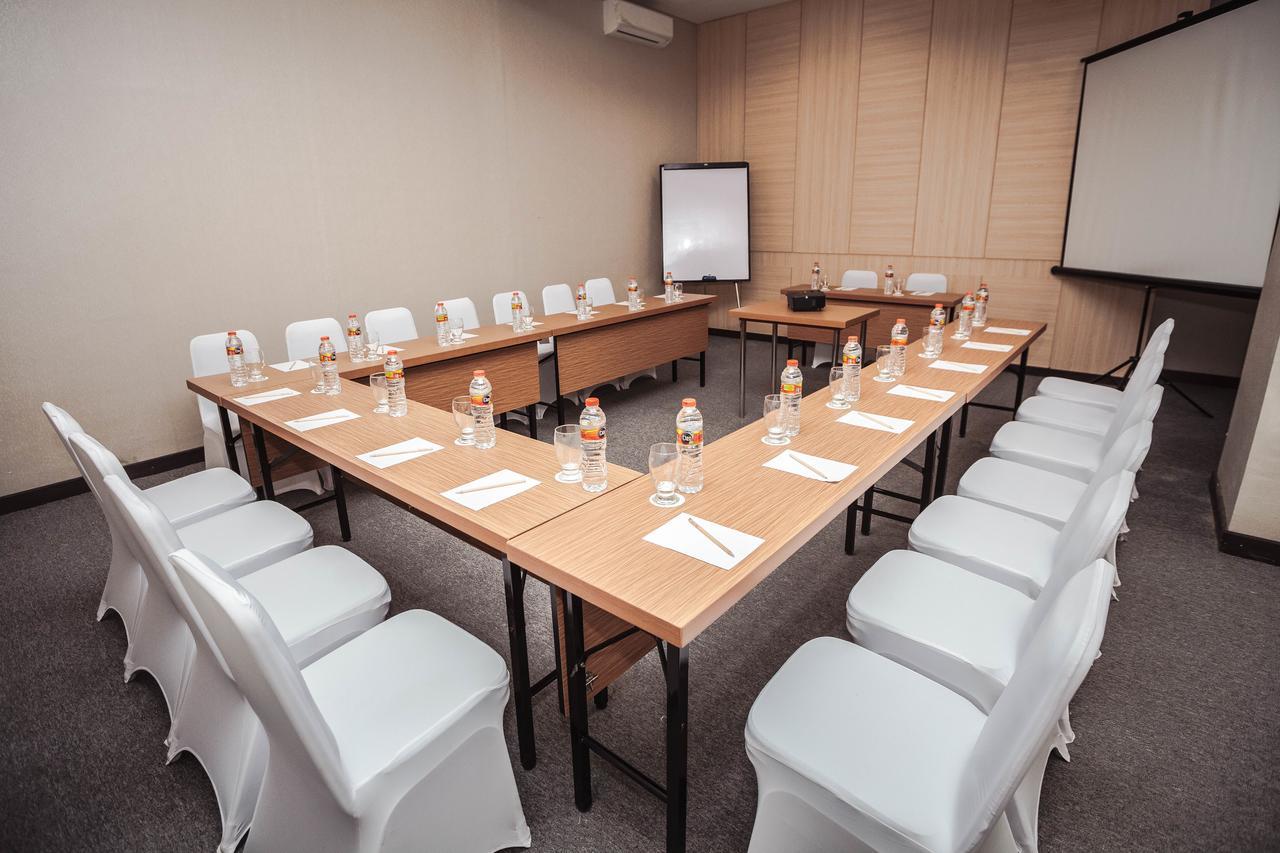 Whiz Prime Hotel Sudirman Makassar Extérieur photo