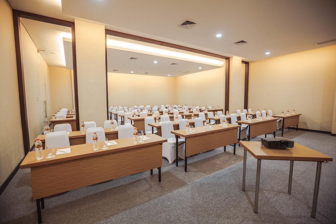 Whiz Prime Hotel Sudirman Makassar Extérieur photo