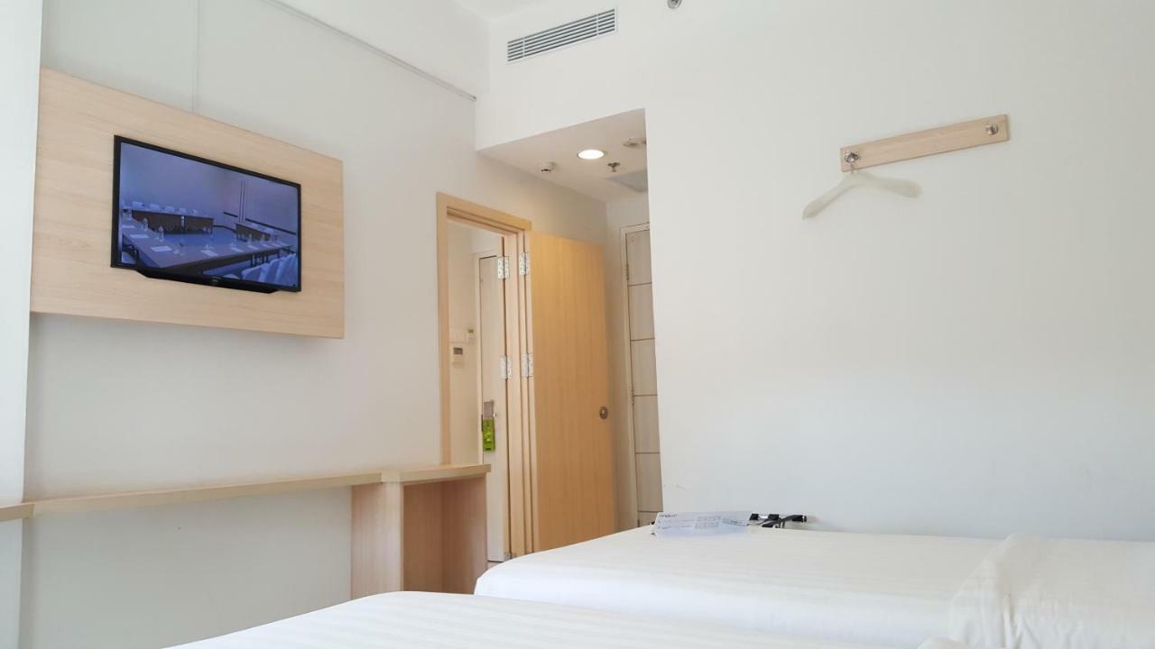 Whiz Prime Hotel Sudirman Makassar Extérieur photo